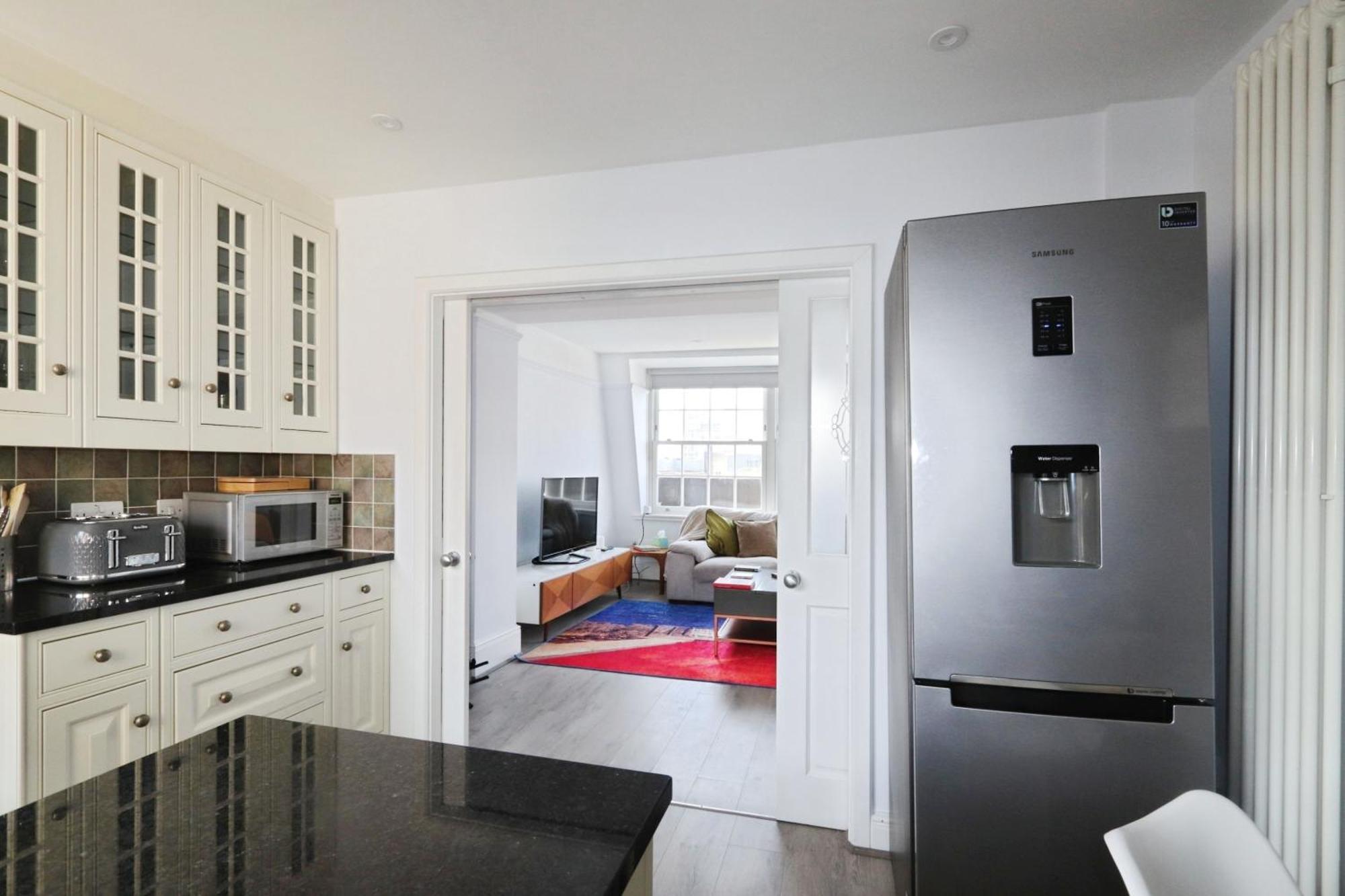 Large 3 Bedrm In Heart Of Theatre Land Apartment