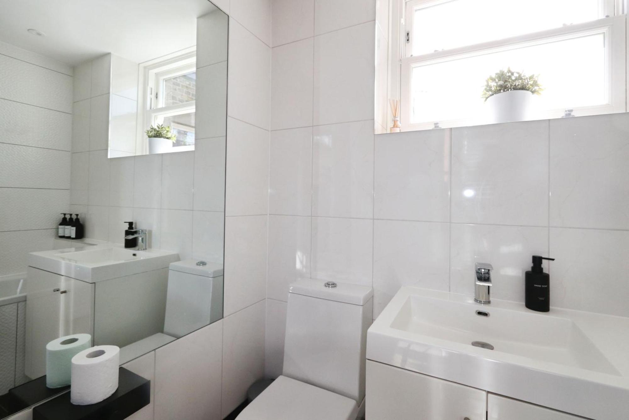 Large 3 Bedrm In Heart Of Theatre Land Apartment